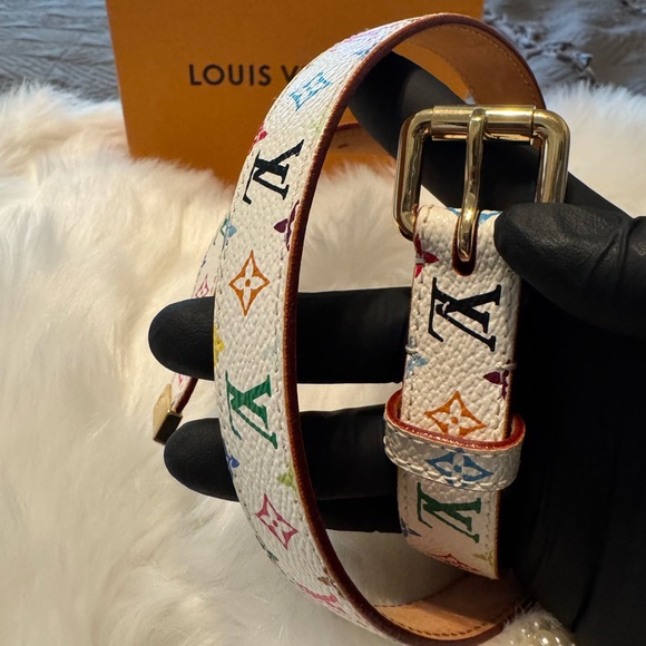 Louis Vuitton Gold Belt Luxurious Accessory - Picture 3 of 8